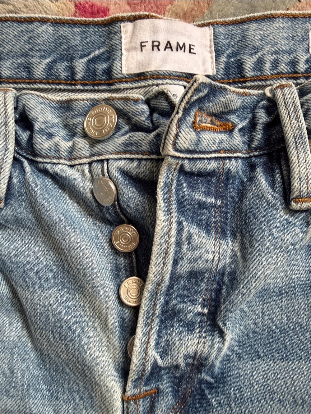 FRAME SUPER DISTRESSED, SUPER COMFORTABLE JEANS